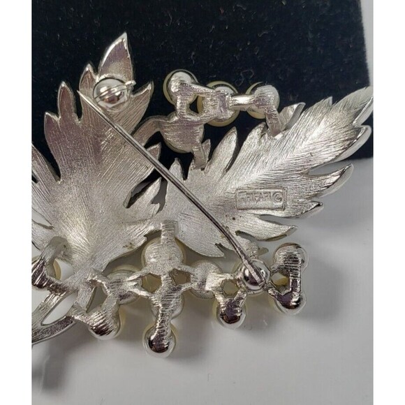 Vintage Crown TRIFARI Signed Pearl and Silver Tone Pin Brooch **rare** 1950-60's - Picture 5 of 8